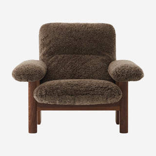 Brasilia Loungesessel - Loungesessel - Audo Copenhagen - Eiche dunkel gebeizt - Schaffell Root